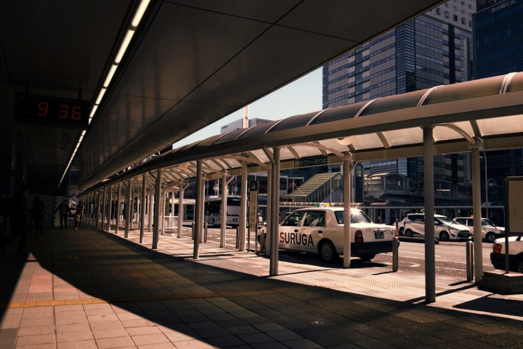 車を買ったら必要な「車庫証明」、自分でできる？行政書士に頼むと何が違う？